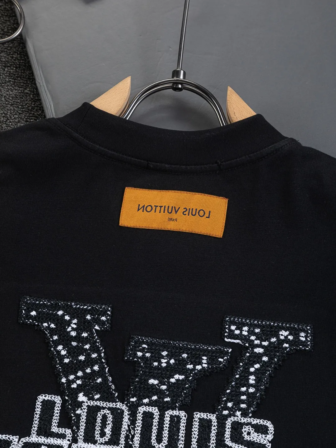 🅿️220 Louis Vuitton 1V LV lv slightly wide version S-XL LV 26ss new products are available at counters simultaneously. Multiple craftsmanship. Spotted letter logo on the chest🪡 embroidery. Large spotted letter logo on the back panel🪡 embroidery. Round neck short-sleeved T-shirt, same style for men and women! Consigned to one-to-one creation. Synchronized with the official website, pure cotton fabrics at the counter! It is close to the skin and comfortable, durable and easy to wear. It has a classic and simple logo design and meticulous original craftsmanship. Short-sleeves, a must-have item for men, do not appear to be the same for the general public, but must be unique and eye-catching. This LV short-sleeve is all about quality, comfort, the same shape and fashion as always, including fabrics and cutting techniques. All of them have been made with great effort! 320 grams of washed pure cotton fabric, pure cotton is breathable, very refreshing and comfortable for daily wear. The rib knitting on the neckline is smooth and tight, and the neckline will not be skewed if you toss it at will. The loose version, you will find that it looks really good on the upper body. The overall is minimalist and neat, super versatile for daily use! Pair it casually with a pair of pants for a youthful look. A T-shirt will make your outfit crazy. It is a fashionable item that can never go wrong! Color: Black White Size: S-XL Size chart: S: Shoulder width 50-Bust 56-Length 70 M: Shoulder width 52-Bust 57-Length 72 L: Shoulder width 54-Bust 59-Length 74 XL: Shoulder width 56-Bust 62-Length 76